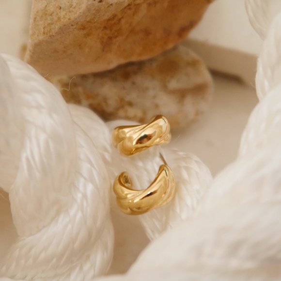 NEW 18K Gold Plated Double Cross Hoop Earrings - Picture 5 of 8